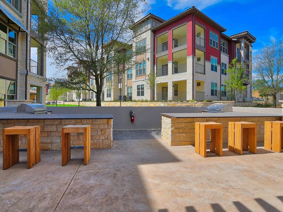 Poolside Grills at Park at Rialto Apartments, San Antonio