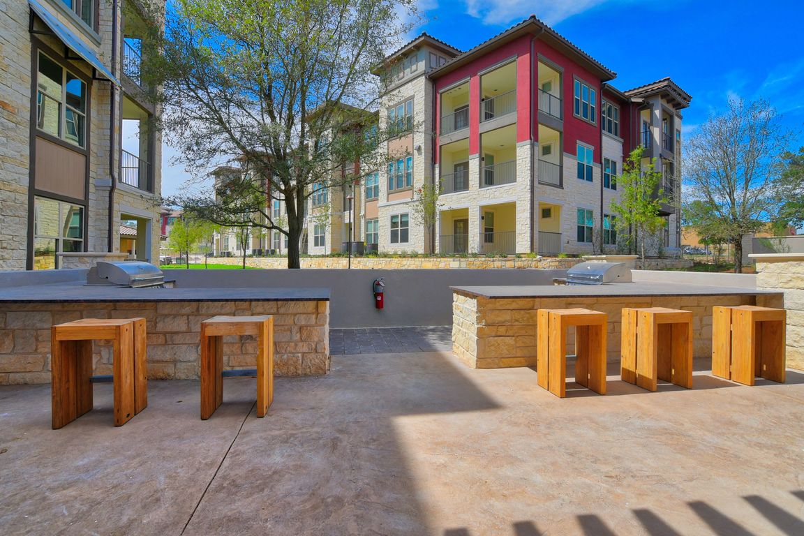 Poolside Grills at Park at Rialto Apartments, San Antonio