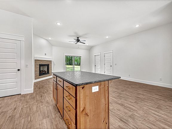 5th image of 43 Ayr Dr