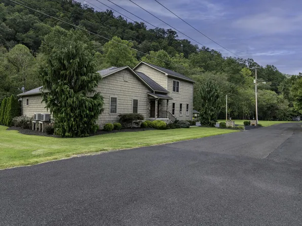 297 Maple Ave, Oceana, WV 24870