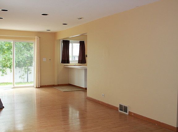 4th image of 9009 W Oaks Ave