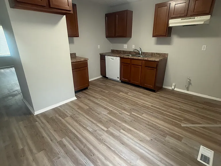 1442 Swinger Dr — Photo 3