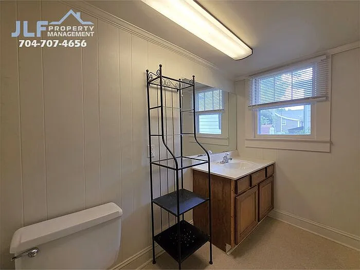 215 College St — Photo 12
