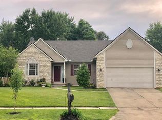 682 Rolling Acre Dr, Lithopolis, OH 43136