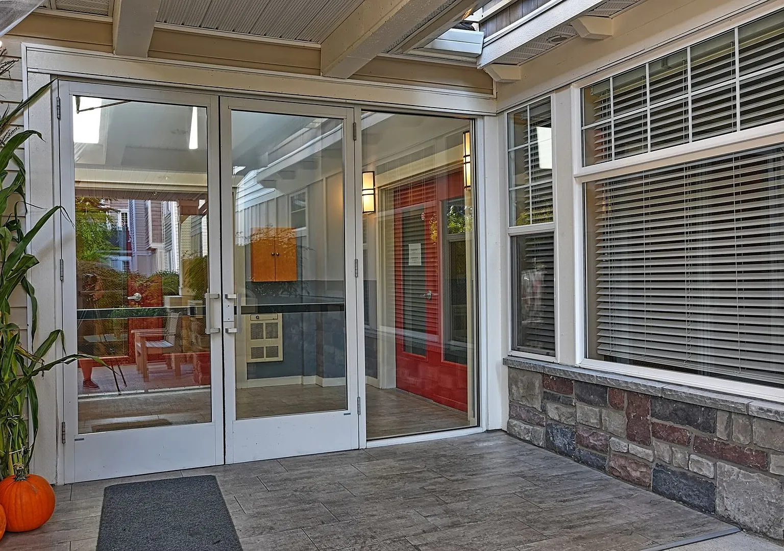Mukilteo Golf Course View Condo Modern Comfort & Convenience — Photo 3