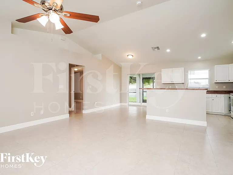 2031 NE 9th Pl — Photo 3