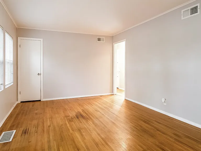1244881_027_bedroom_13385875.jpg