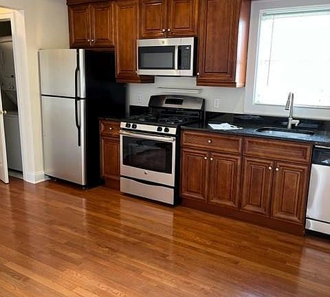 Spacious Eat-in Kitchen w/Hardwood Flooring Thru-out