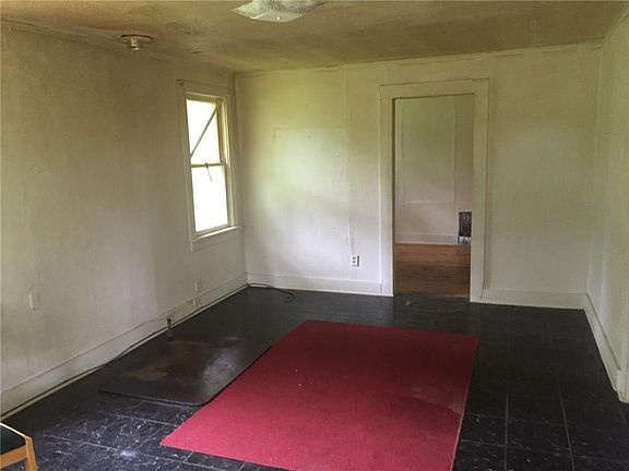 5th image of 410 S Cunningham Ln