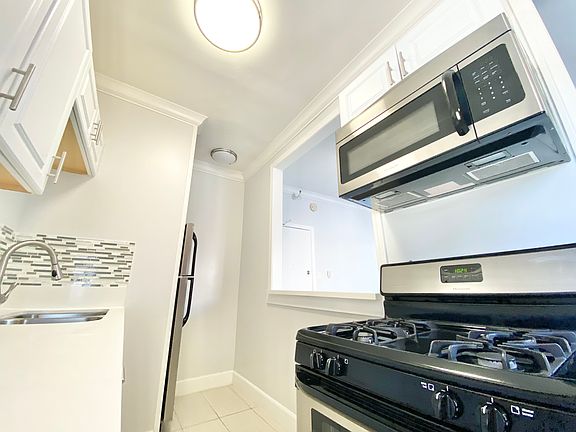 4th image of 238 S Mariposa Ave APT 210