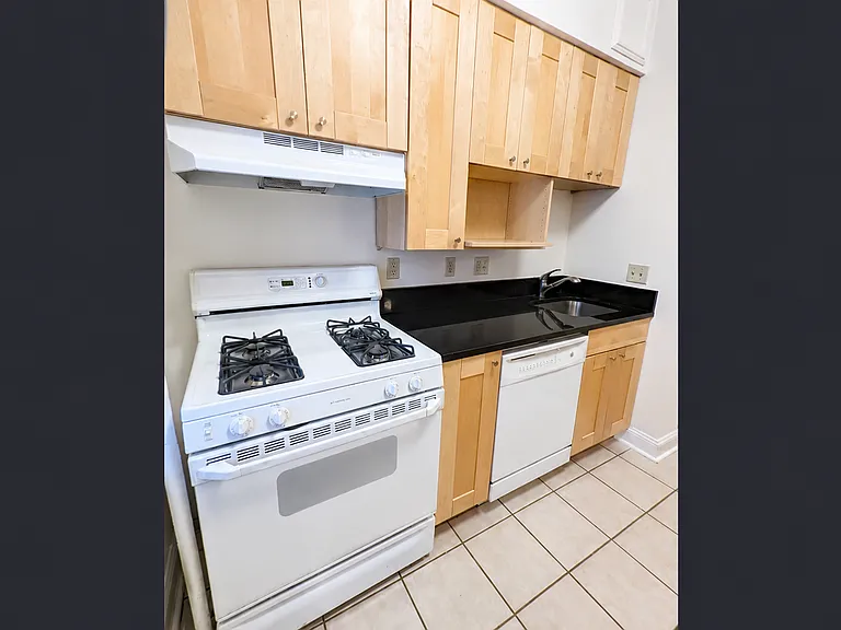 27 Queensberry St #4 — Photo 3
