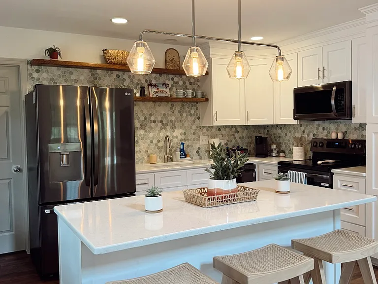 825 Driftwood Dr — Photo 3