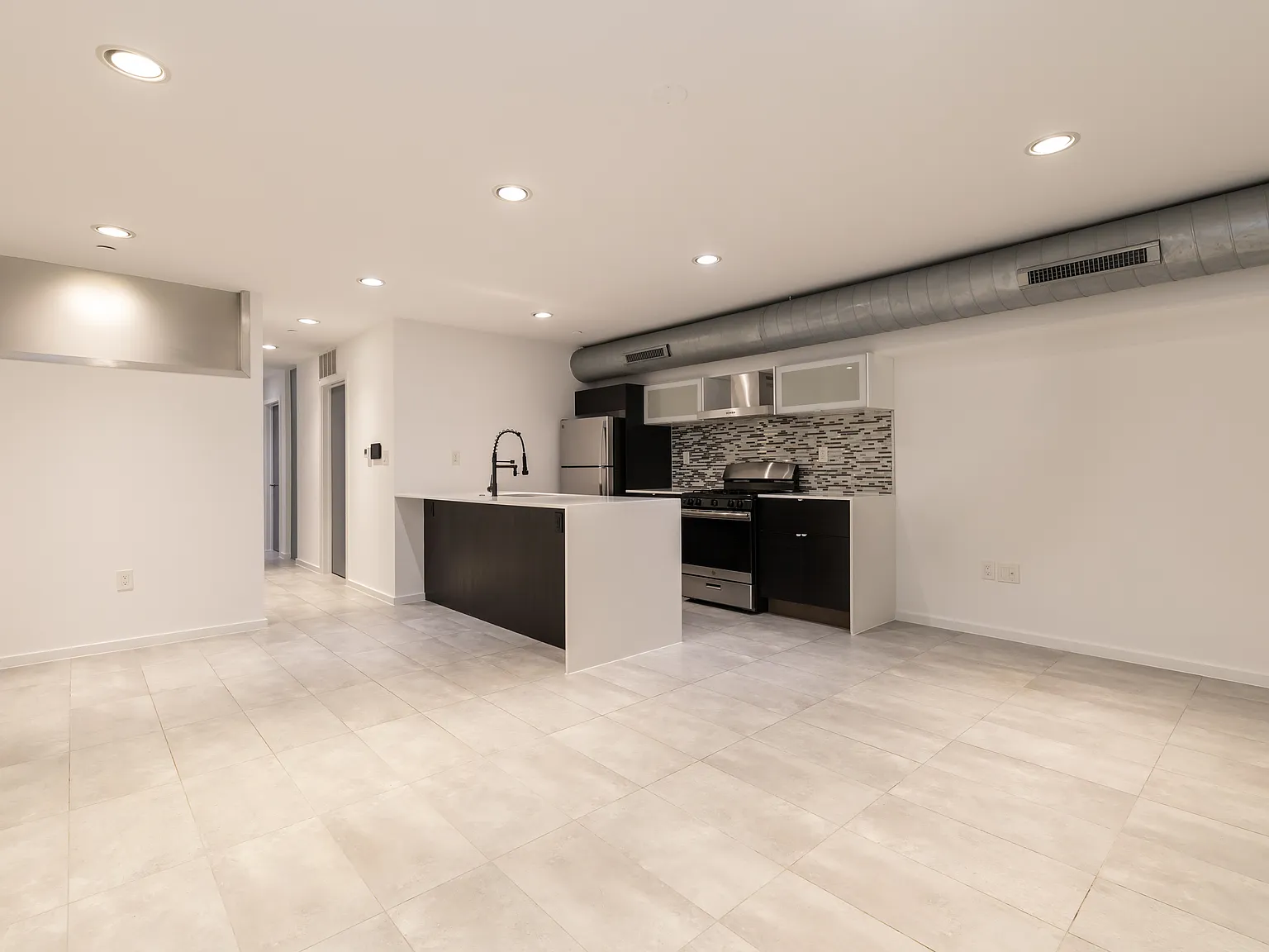 3 bed, 1400 sqft, $2,395 — Photo 2