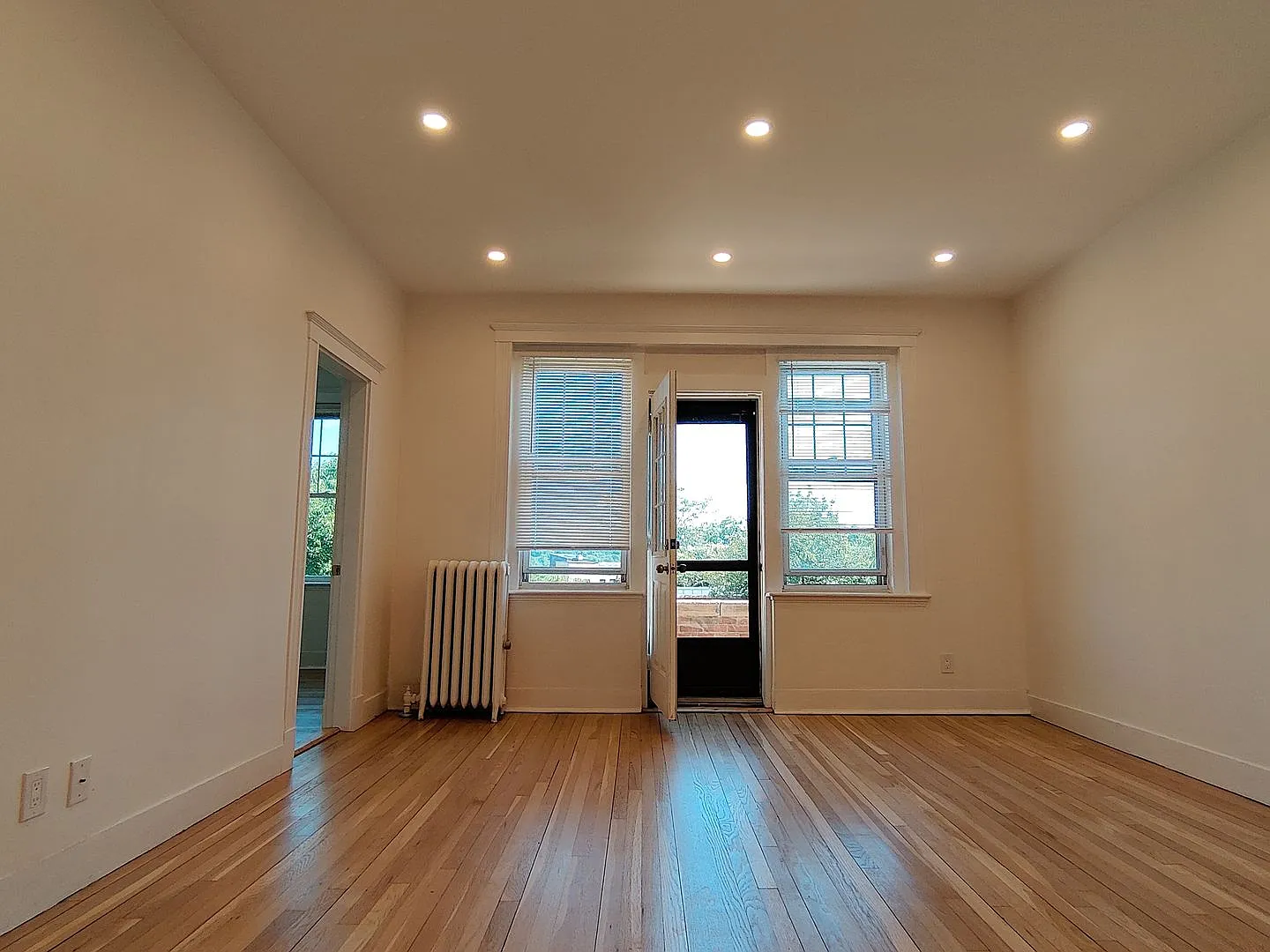 No Brokers Fee, Heat, Hot Water Included, Eat-in Kitchen, Laundry on a Site, Balcony, Parking for... — Photo 1