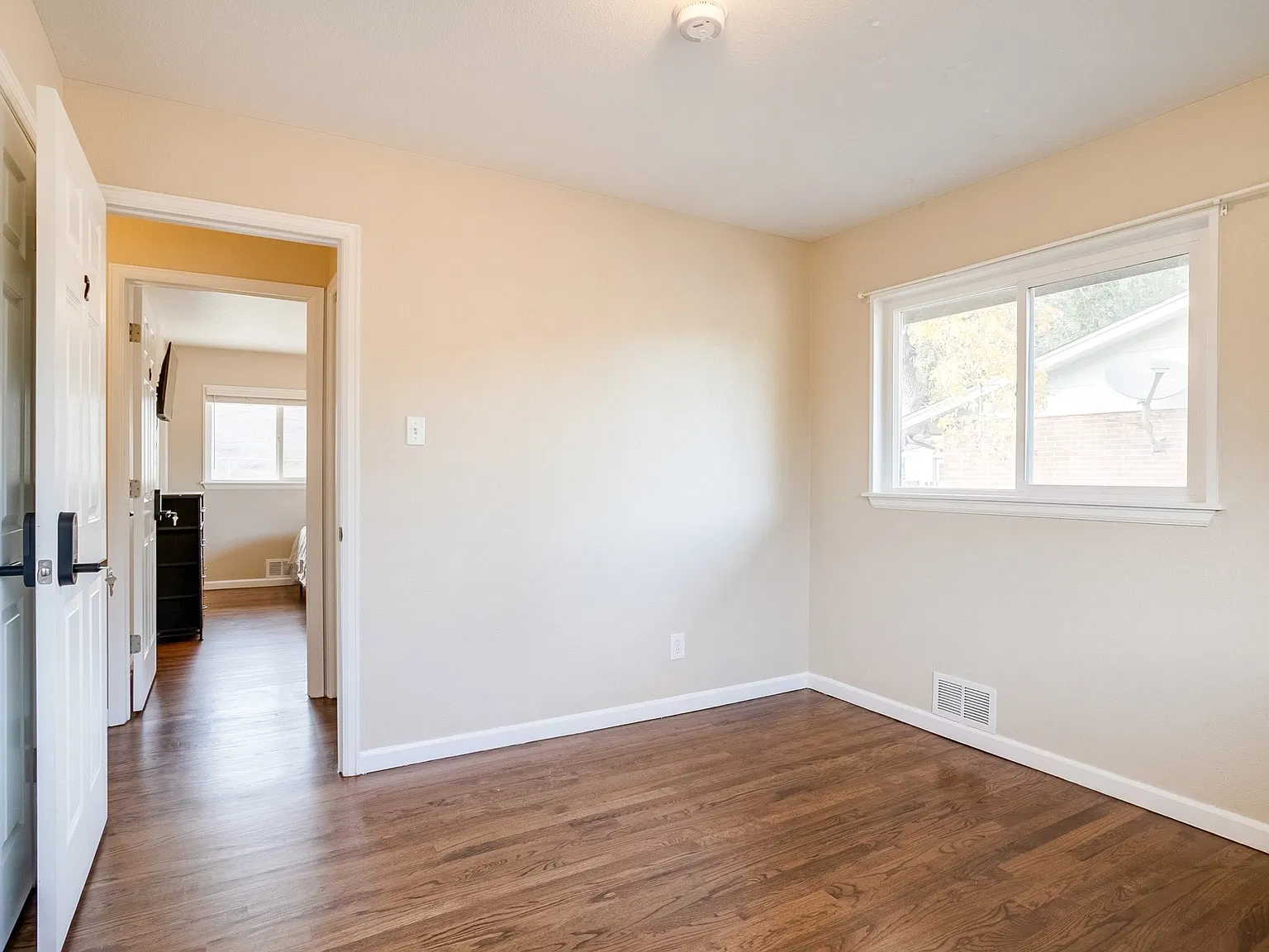 6 bed, 2.0 bath, 1086 sqft, $595 — Photo 3