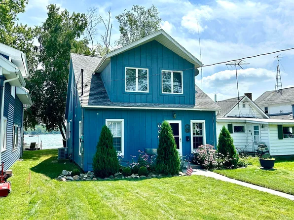1016 Lakeview Dr, Lake Odessa, MI 48849