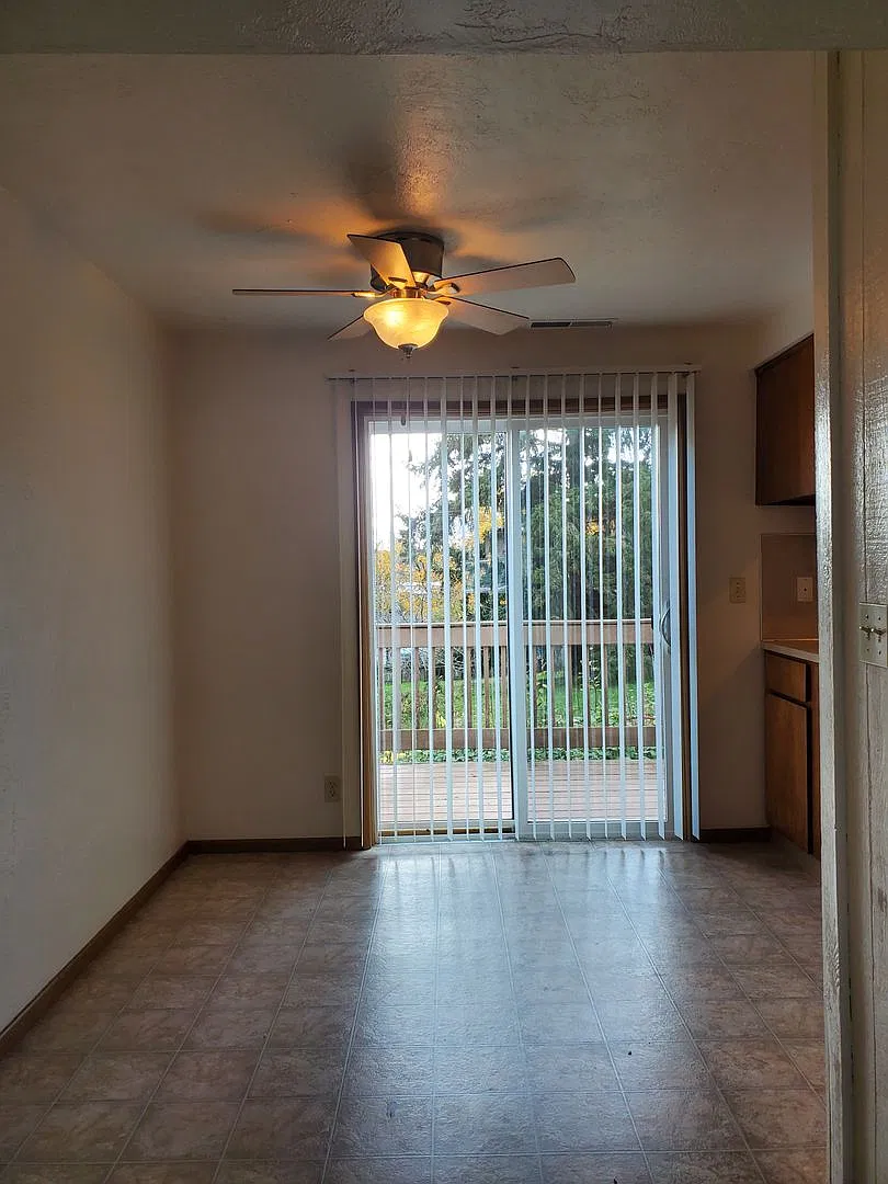 085-Applewood Apartments — Photo 2