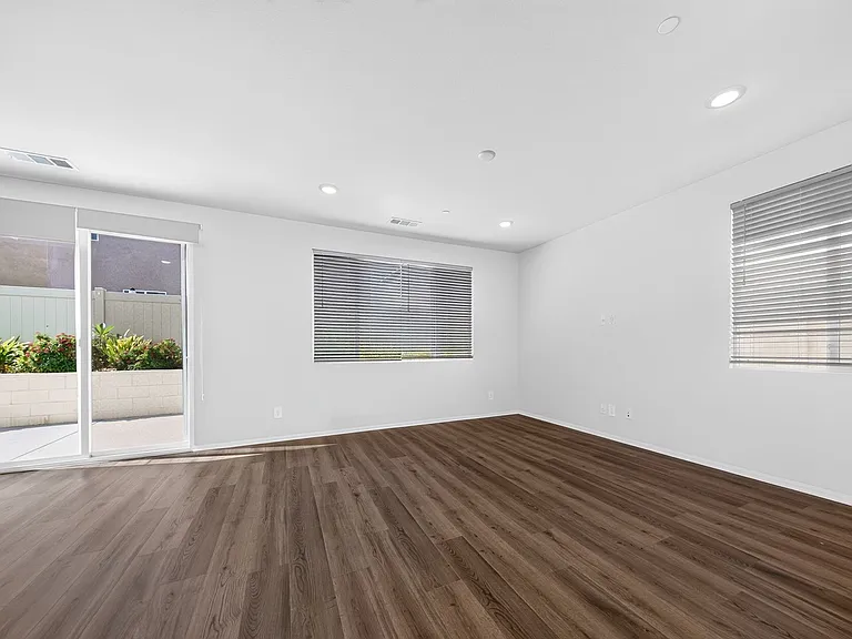 1037 Yuzu Way — Photo 4