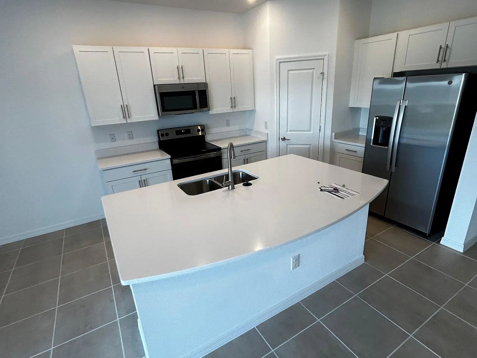 3 bed, 2.5 bath, 1373 sqft, $2,000 — Photo 3