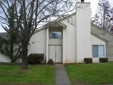 714 Auburn Way photo 1