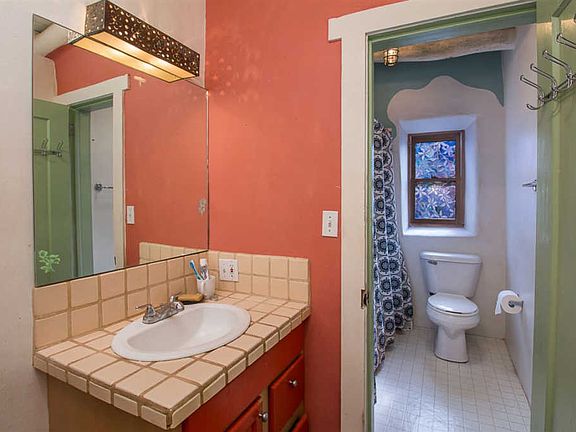5th image of 904 Galisteo St