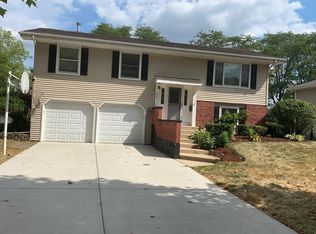 2S681 Ashley Dr, Glen Ellyn, IL 60137