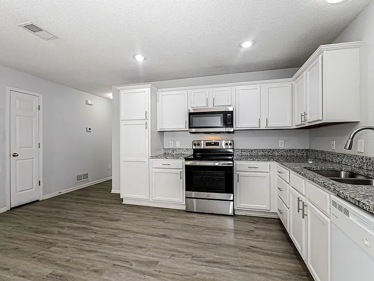 305 NW Woodbury Dr — Photo 9