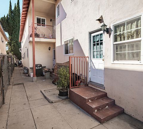 3rd image of 8150 Sepulveda Pl