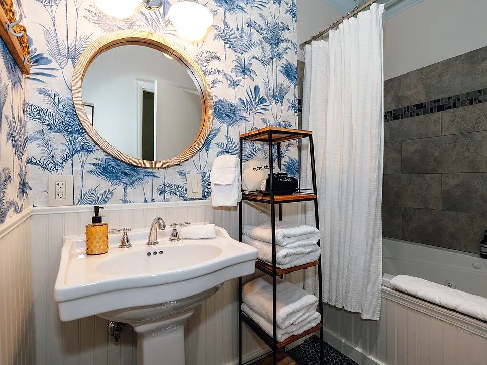Bathroom with Tub
