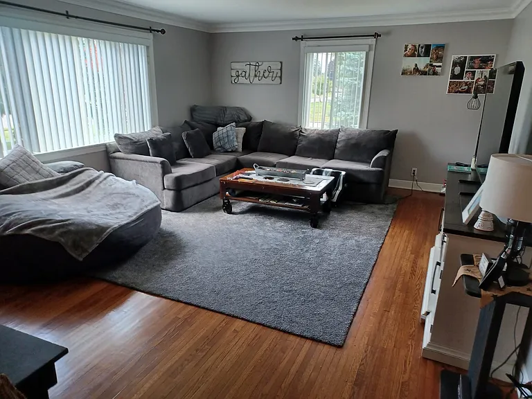 livingroom 16x20 feet,Big windows hardwood floor