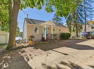 408 Peninsula Dr, Columbiaville, MI 48421