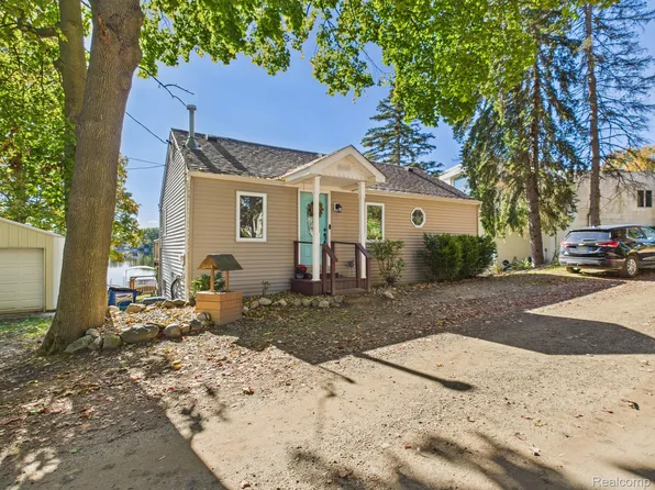 408 Peninsula Dr, Columbiaville, MI 48421
