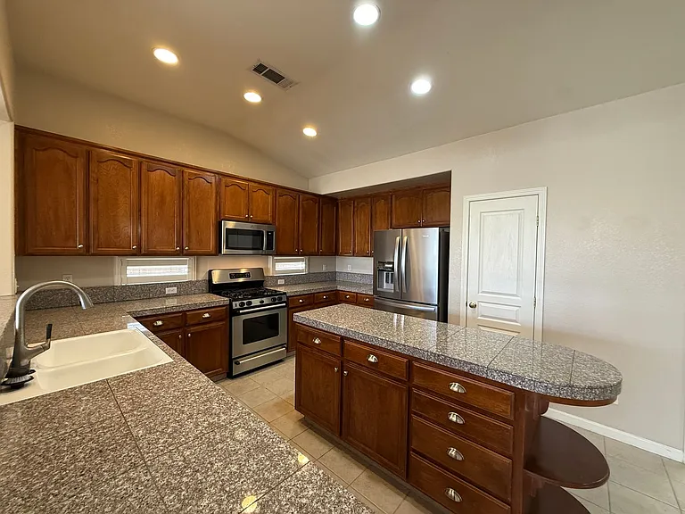 4024 Eastport Dr — Photo 14