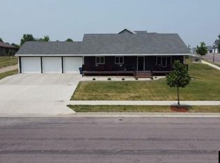 1426 Maplewood Dr, New Ulm, MN 56073