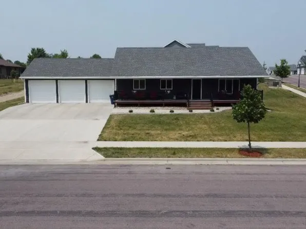 1426 Maplewood Dr, New Ulm, MN 56073