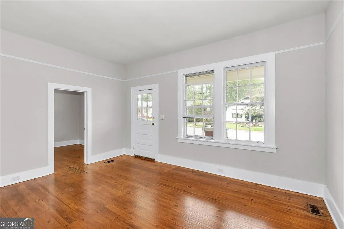 3 bed, 1.0 bath, 1324 sqft, $1,250 — Photo 3