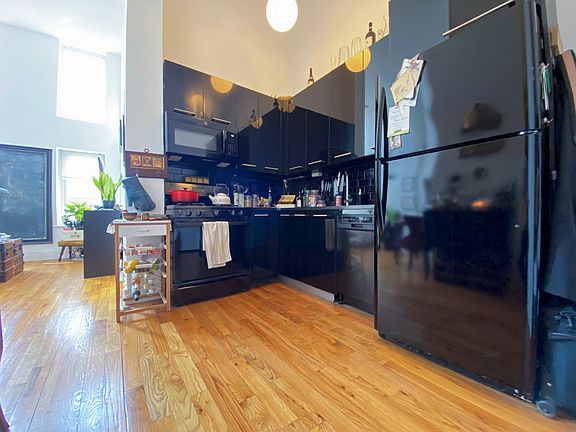 4th image of 168 Meserole St APT 4B