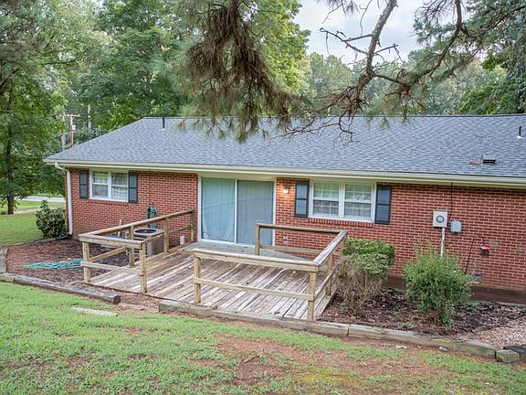 3rd image of 204 Meadow Ln