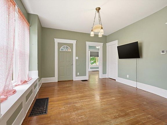5th image of 206 N Division St