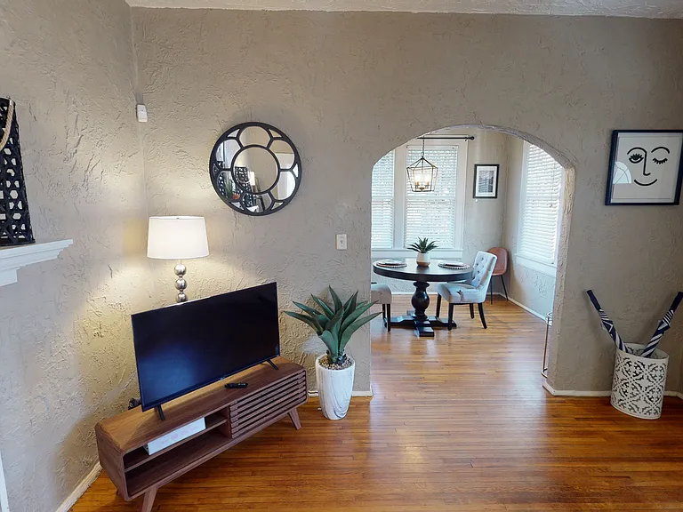1827 Capitol Ave — Photo 5