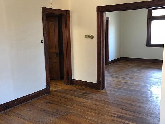3rd image of 934 Ludlow Ave
