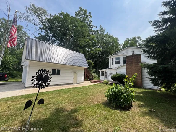 10528 Lake Shore Dr, Fenton, MI 48430