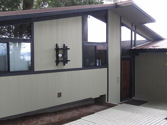 Front entry door to home.
