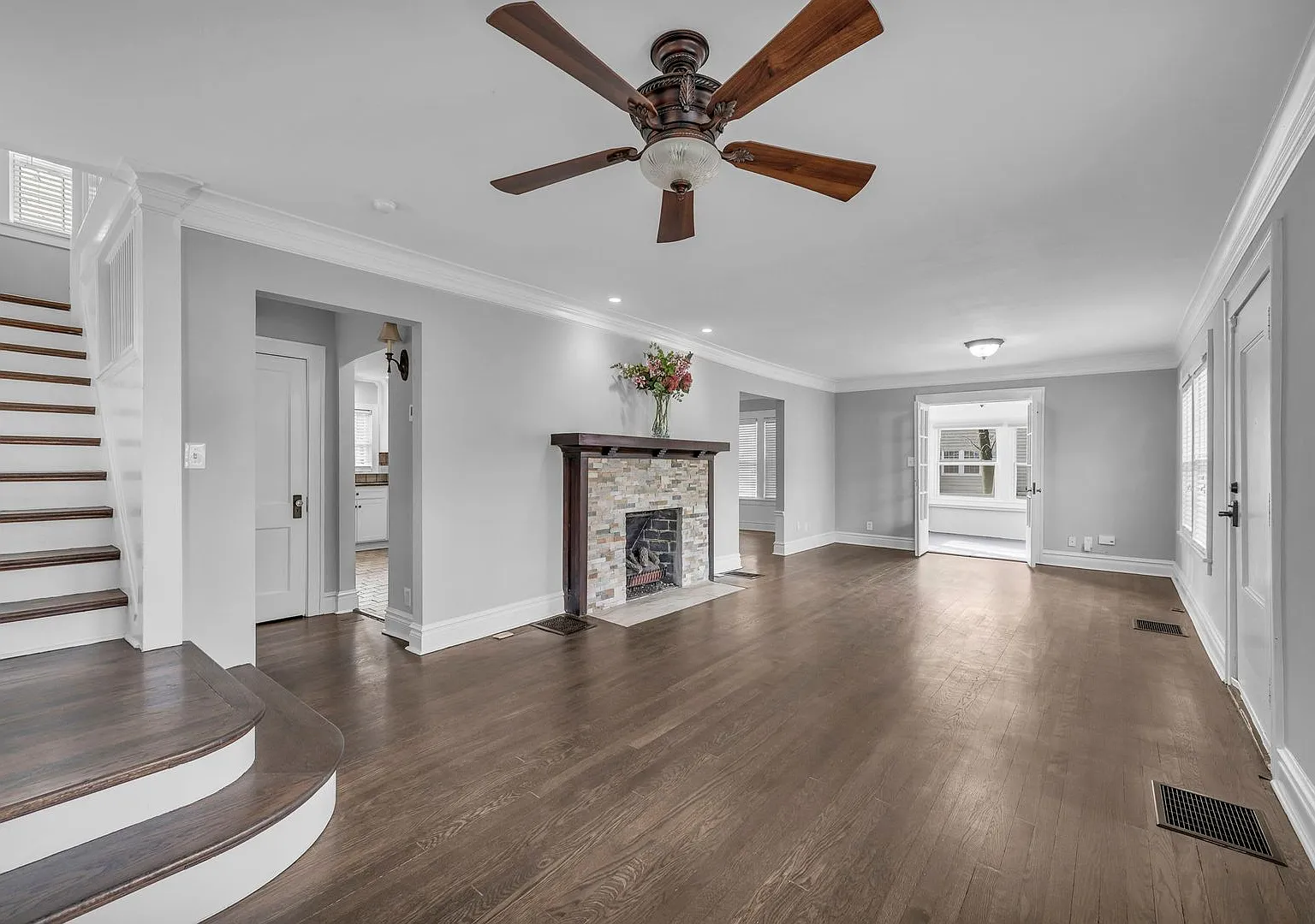 Gorgeous East Crestwood Home — Photo 2