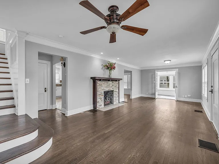 5545 Harrison St — Photo 2