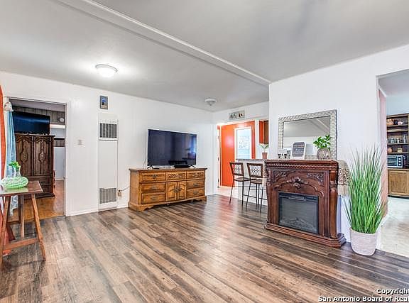 5th image of 222 Waugh St