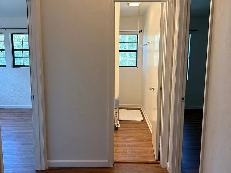 Beautiful downtown quad. 1 and 2 bed units available now. Pets allowed. — Photo 41