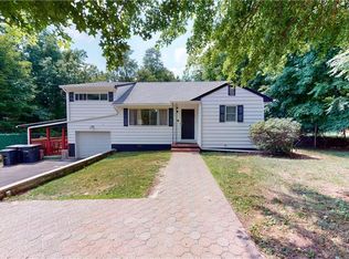 917 Chestnut Ridge Rd, Chestnut Ridge, NY 10977