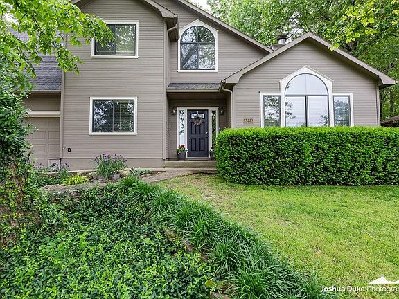 2nd image of 3223 N Warwick Dr