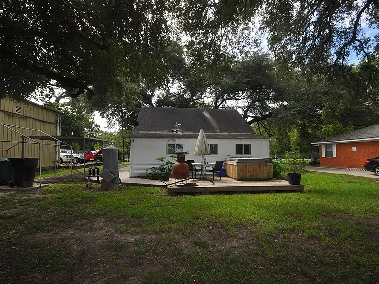 211 E Burress St — Photo 14